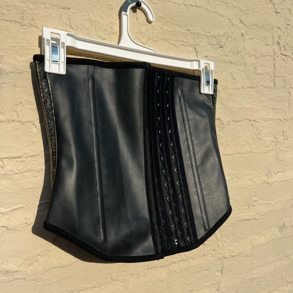 Leather corset waist trainer 🖤 - Picture 4 of 7